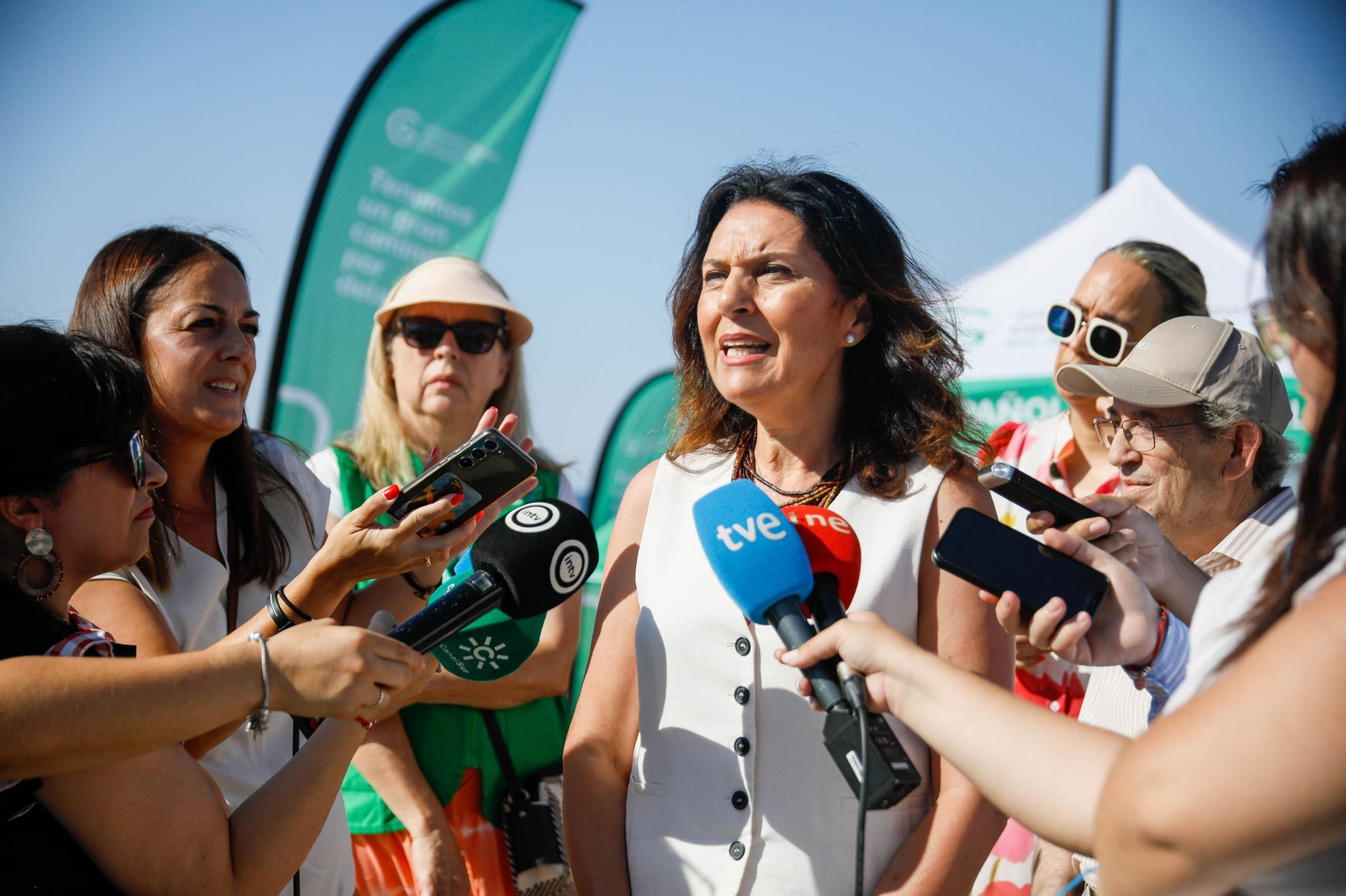 Las imágenes de la carpa informativa sobre prevención del cáncer de piel en Almería