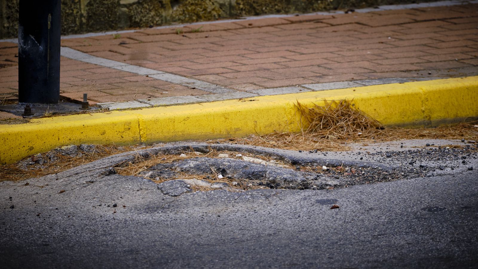 Pavimento en mal estado, susceptible de provocar tropiezos, caidas y accidentes.
