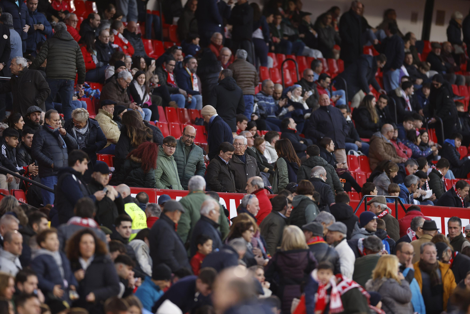 Búscate en las fotos del Sevilla-Elche