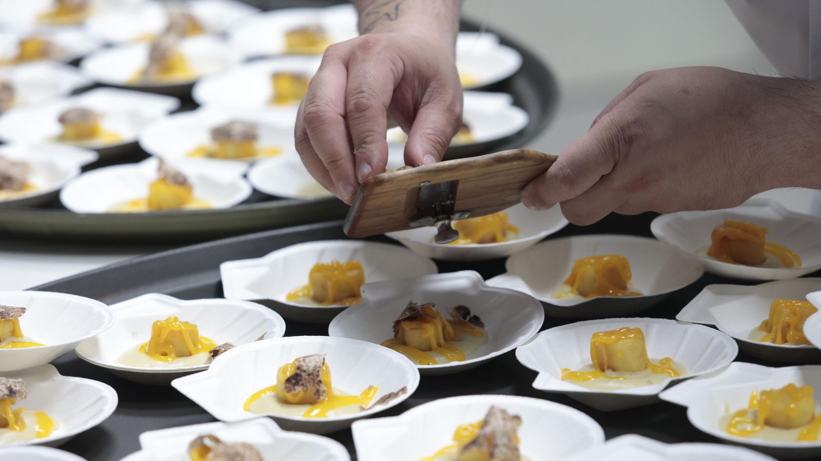 Juanlu Fernández ralla trufa en su segundo plato.