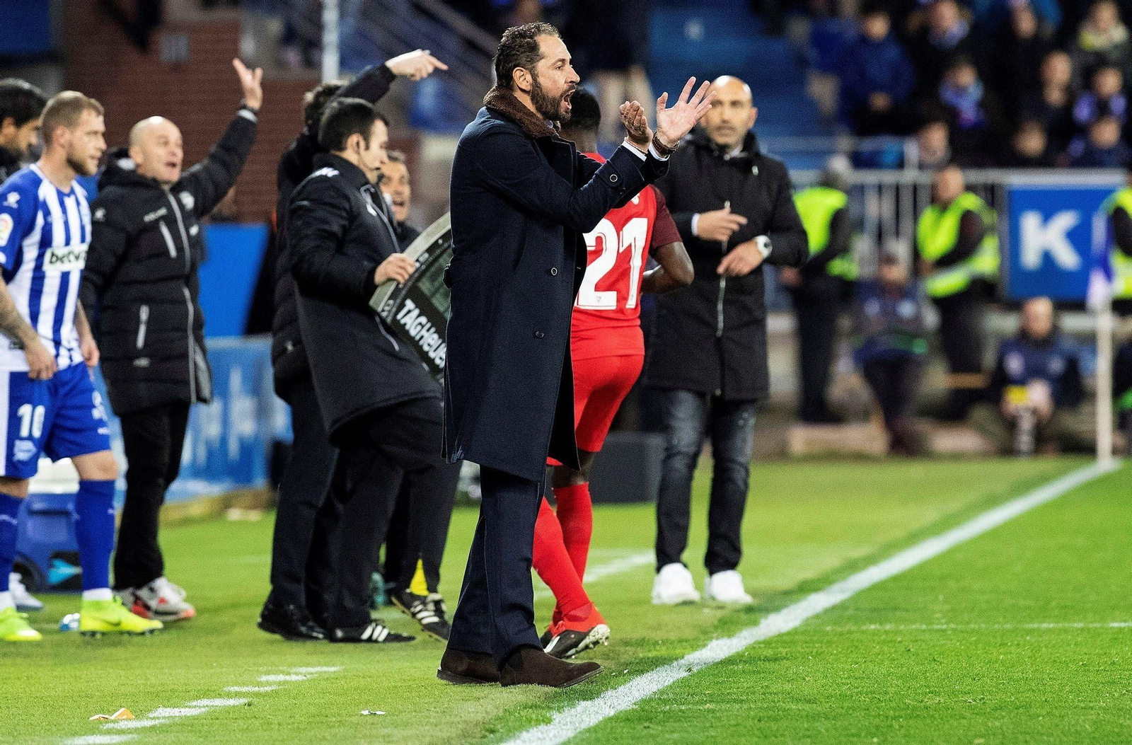 Machín anima a sus jugadores mientras Promes se dispone a entrar al campo.