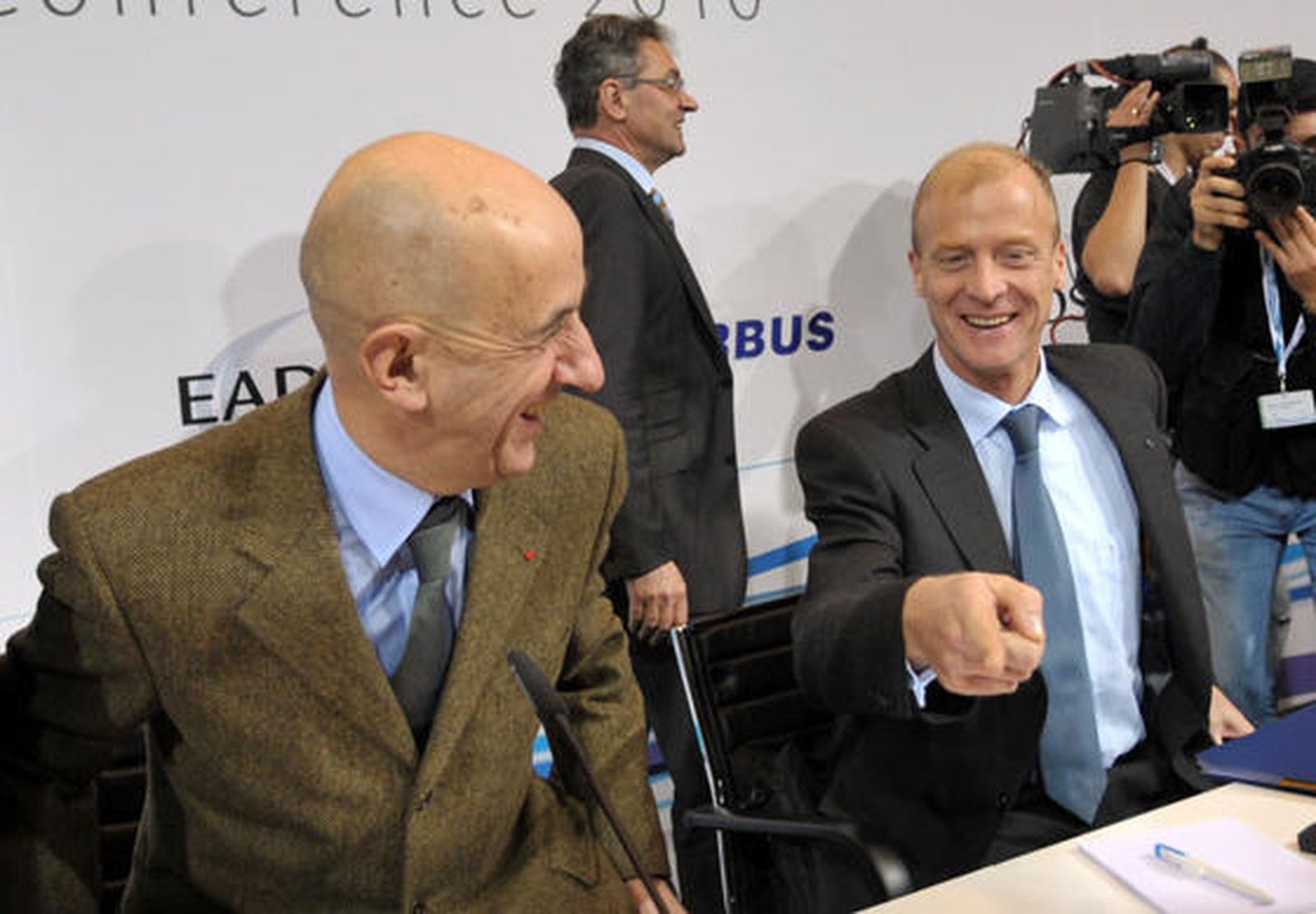 El presidente de EADS, Louis Gallois, acompañado del presidente de Airbus, Thomas Enders y el presidente de la división militar del fabricante europeo de aviones, Domingo Urena-Raso, ha fijado el 31 de enero de 2010 como fecha final para las negociaciones con los gobiernos europeos.

Foto: Agencias/ Jose Ángel García