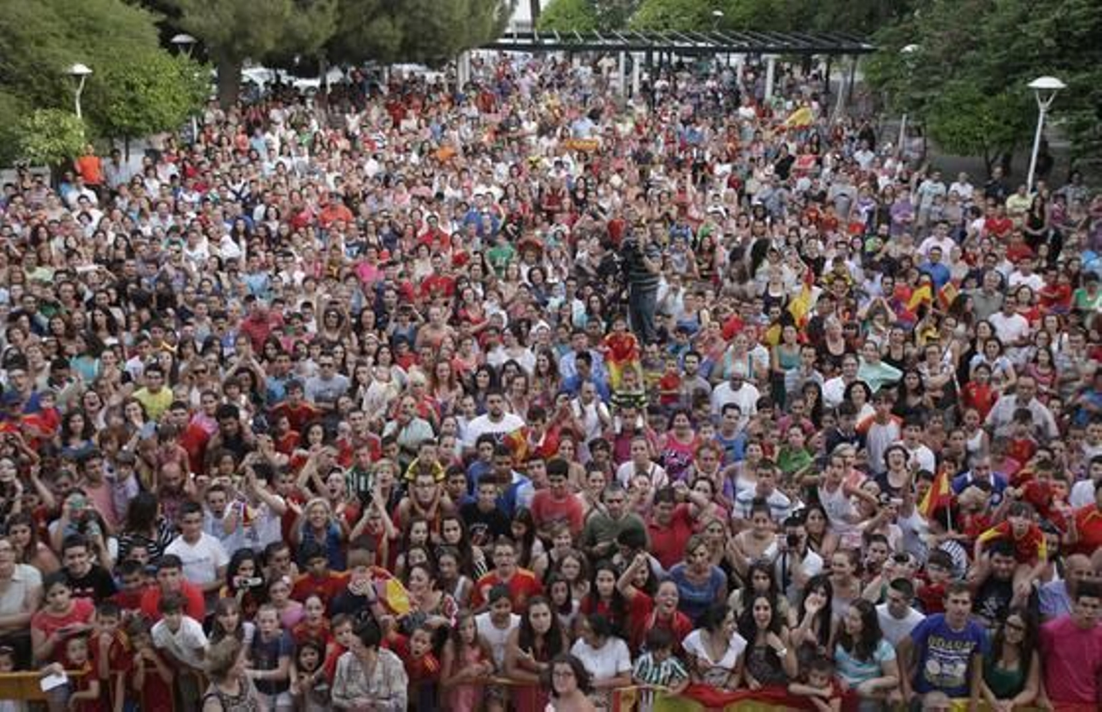Numerosos palaciegos reciben al futbolista.   Foto: Antonio Pizarro