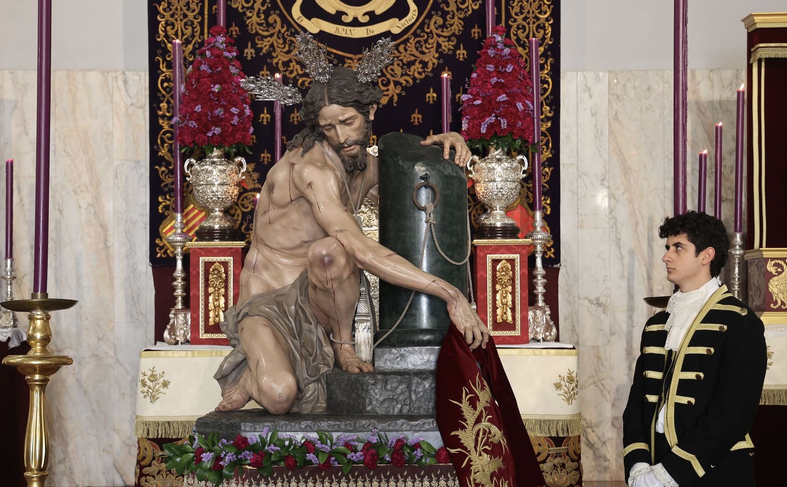 Primer besamanos al Santísimo Cristo de la Púrpura de la Hermandad de las Cigarreras