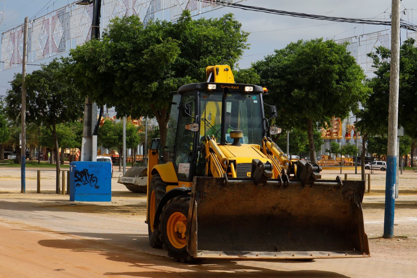 El inicio del montaje de la Feria de Córdoba en El Arenal, en imágenes