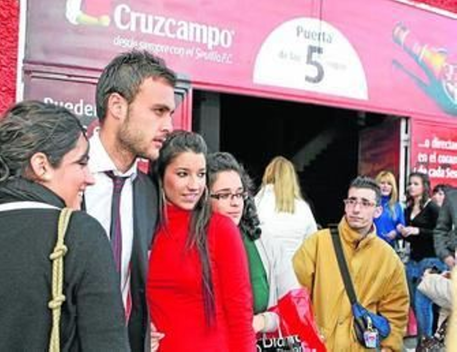 Cala posa junto a unas aficionadas a las puertas del Gol Sur del estadio de Nervión.