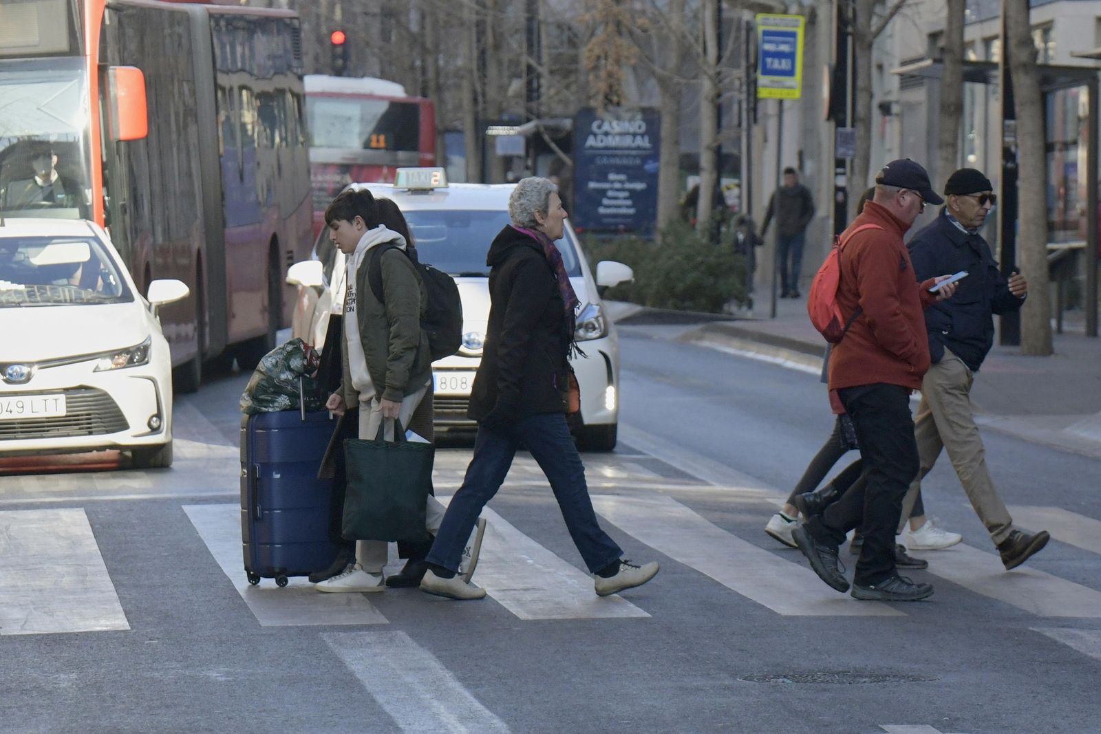Imagen de archivo de turistas paseando por Granada