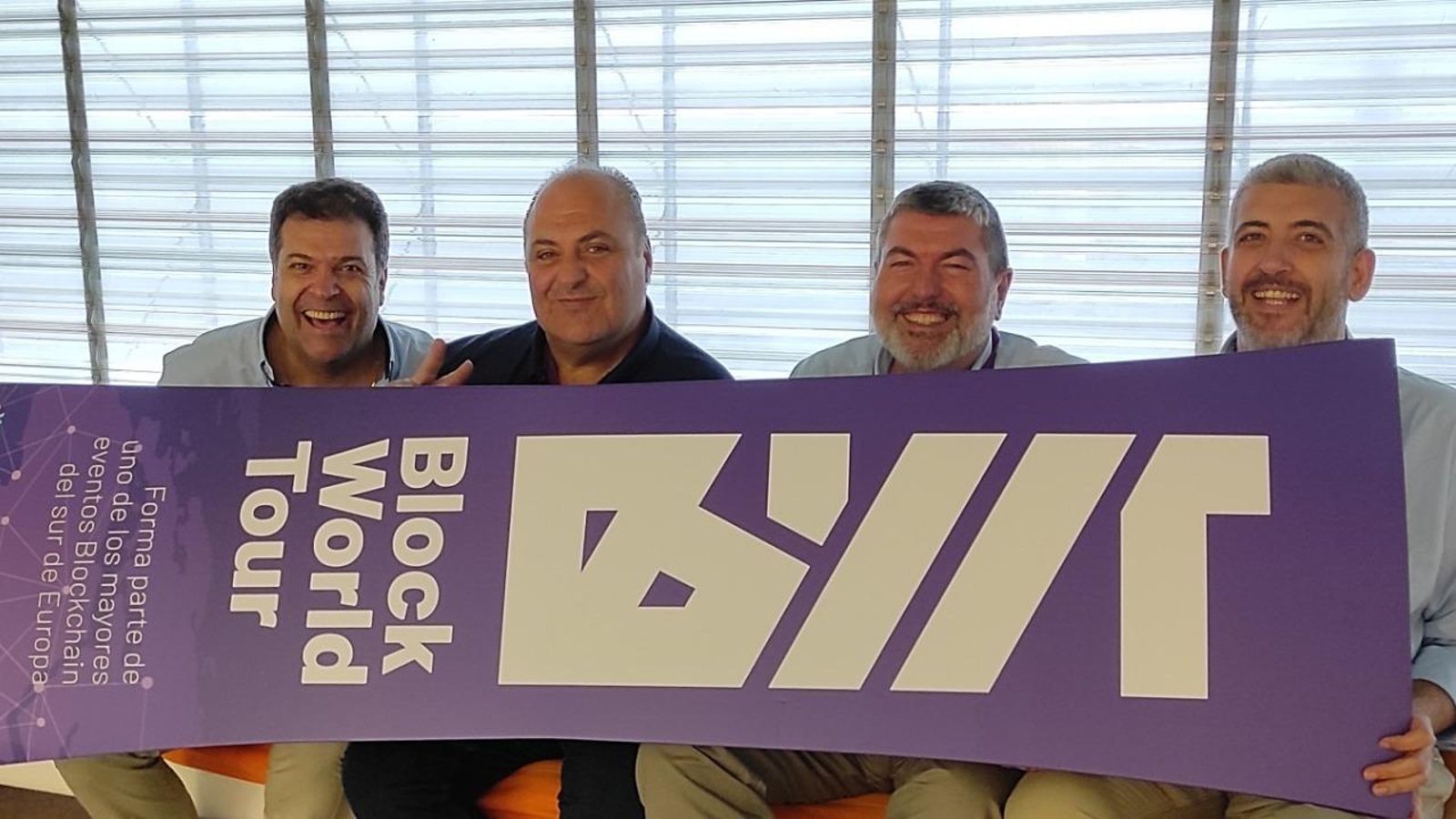 Los miembros de la asociación MIT con uno de los carteles del BWT Los miembros de la asociación MIT con uno de los carteles del BWT
