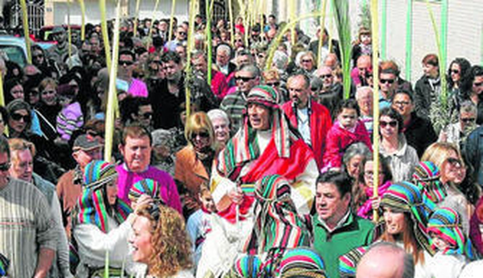 El pueblo ha salido a la calle para acompañar la procesión de la Borriquita.