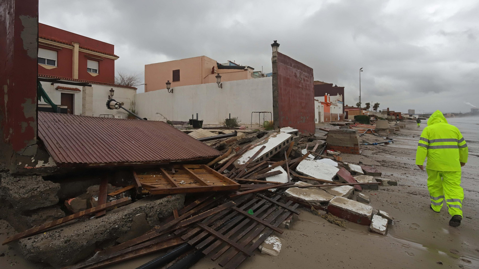 Fotos de la playa de El Rinconcillo tras el temporal Fotos de la playa de El Rinconcillo tras el temporal