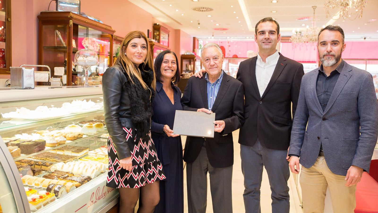 José Cano recoge la placa de Confitería La Dulce Alianza, de 1888