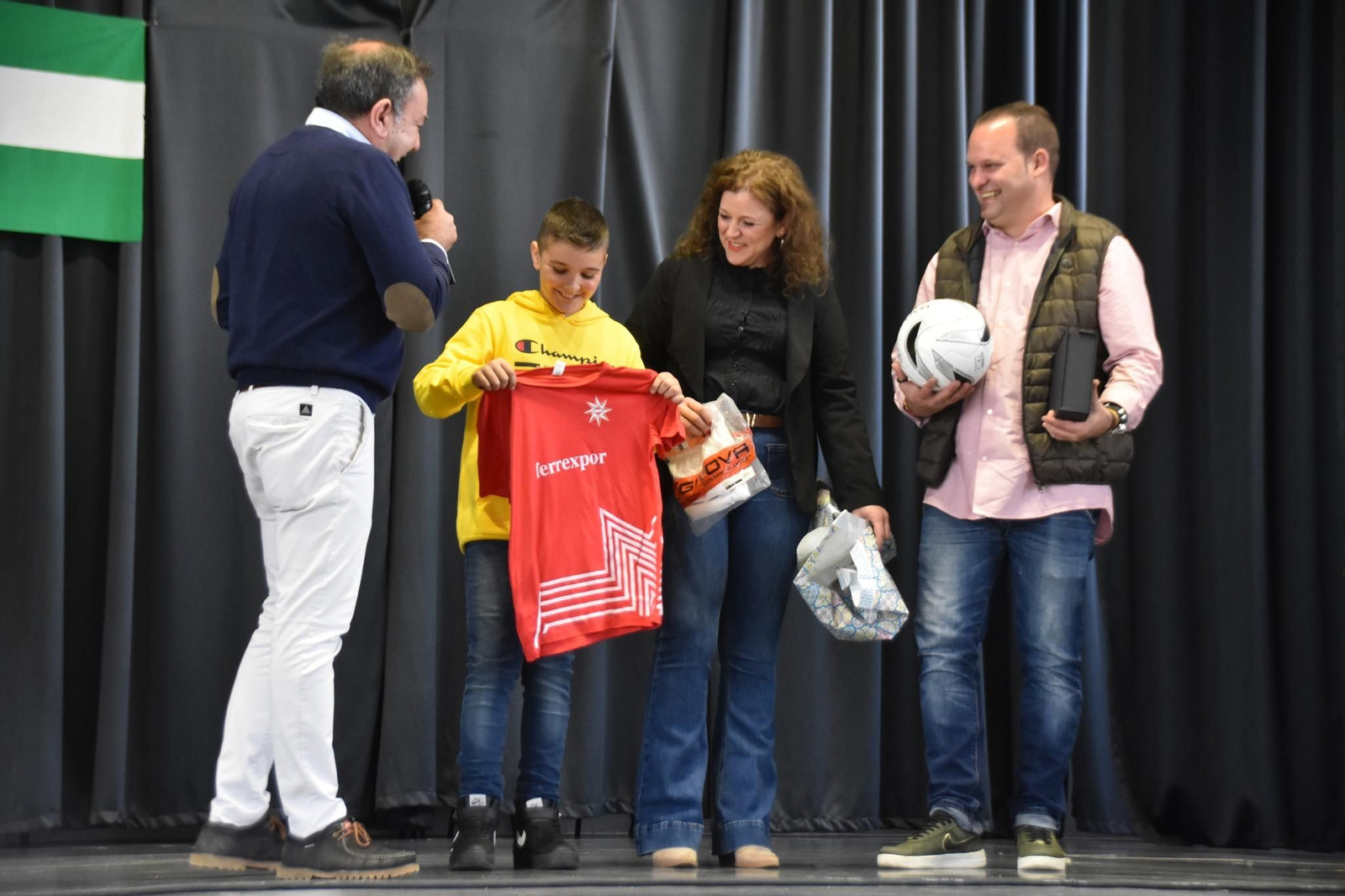 Villa del Río celebra el Día de Andalucía con el reparto de más de 2.000 cantos