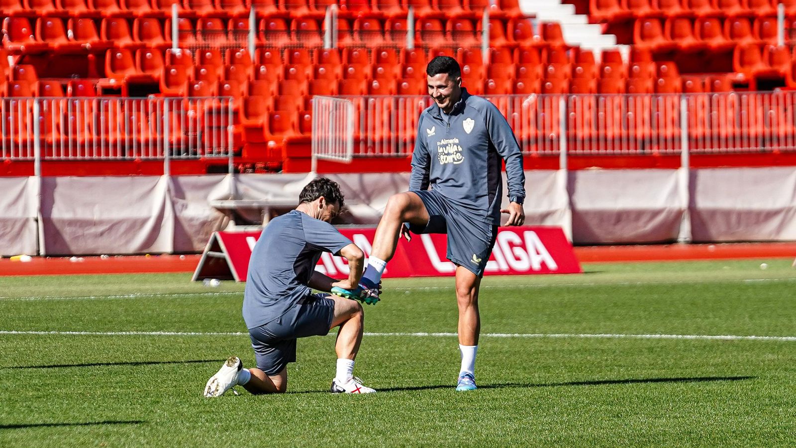 Rubi le limpia las botas al utillero Juan Ventaja tras firmar un golazo en el 3-0