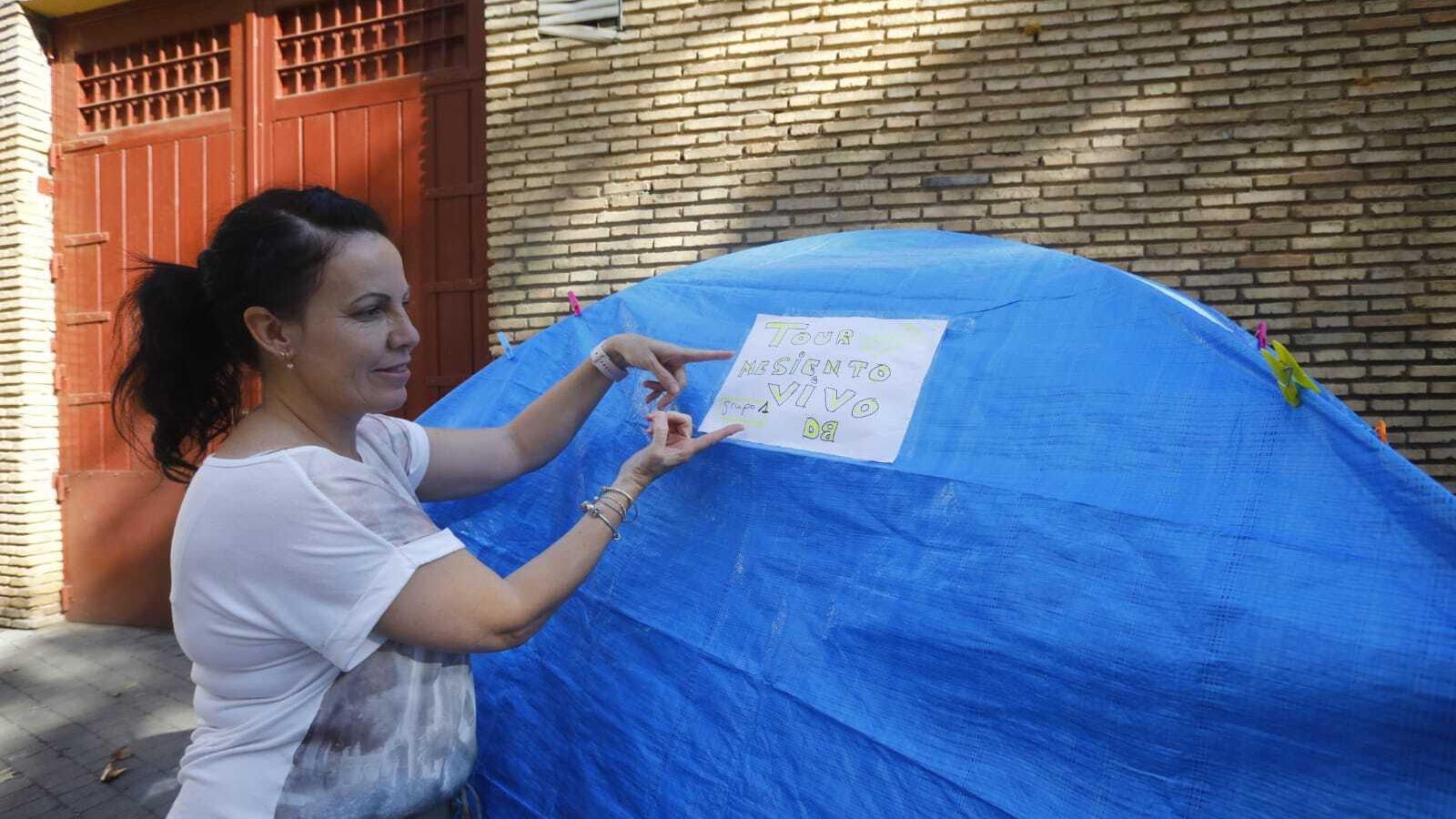 Una de las fans de David Bisbal muestra su tienda de campaña junto a la plaza de toros.