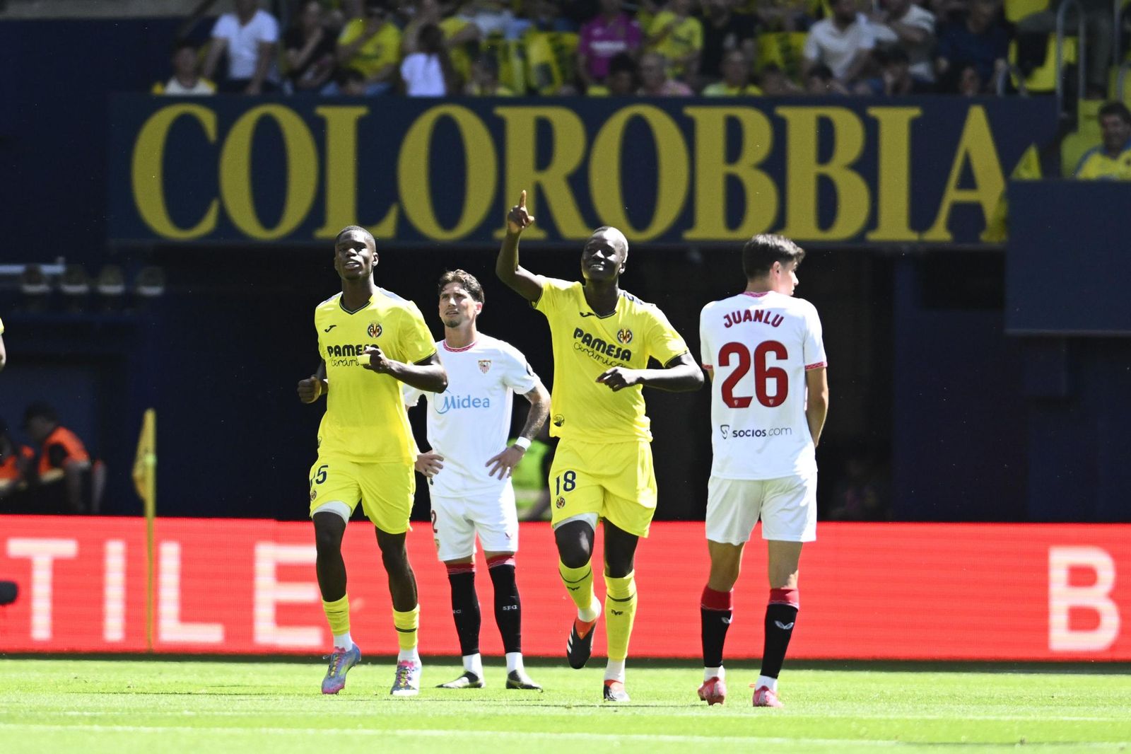 Pape Gueya celebra un gol junto a Barry, José Ángel y Juanlu.