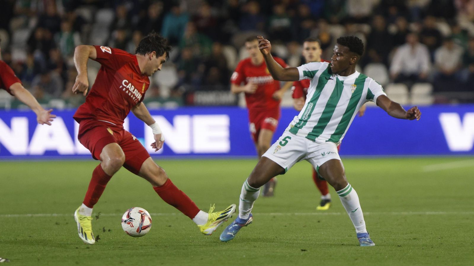 Marvel se mide con Azón en el primer tiempo del Córdoba CF - Zaragoza.