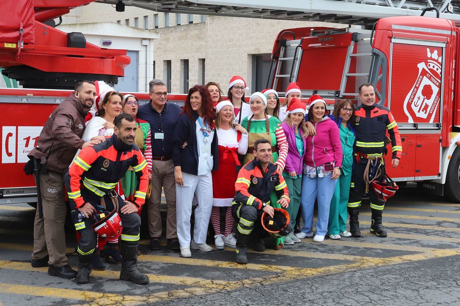 Imágenes de la visita de Papá Noel a los niños del hospital Juan Ramón Jiménez