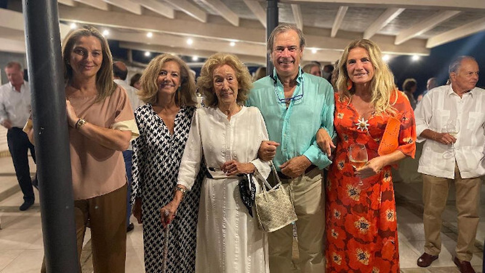 María Luisa Guardiola, Reyes Pacheco, Reyes Guardiola, Pedro Domecq Gandarias y Teresa de la Cierva, durante el festejo en el Club El Bucito.
