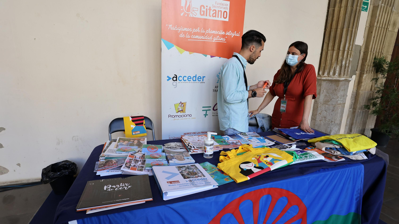 Imágenes de la Feria de la Diversidad en Los Claustros de Santo Domingo