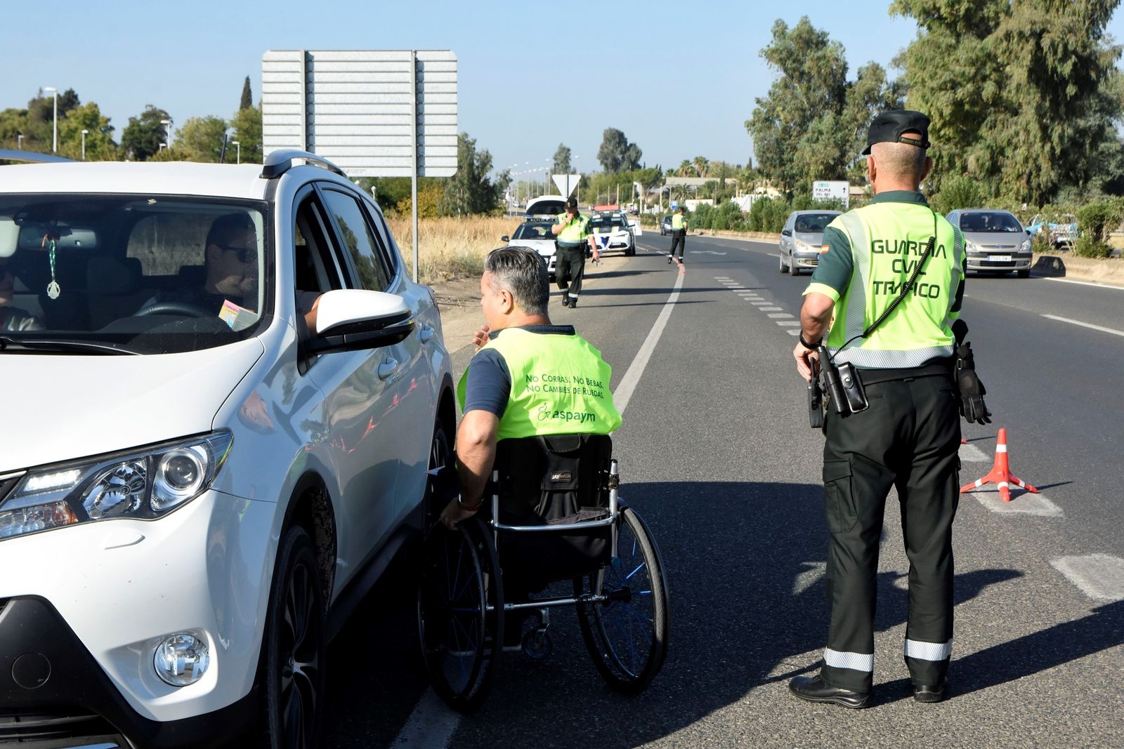 Un miembro de Aspaym y un agente de la Guardia Civil de Tráfico, en la campaña desarrollada en Córdoba.