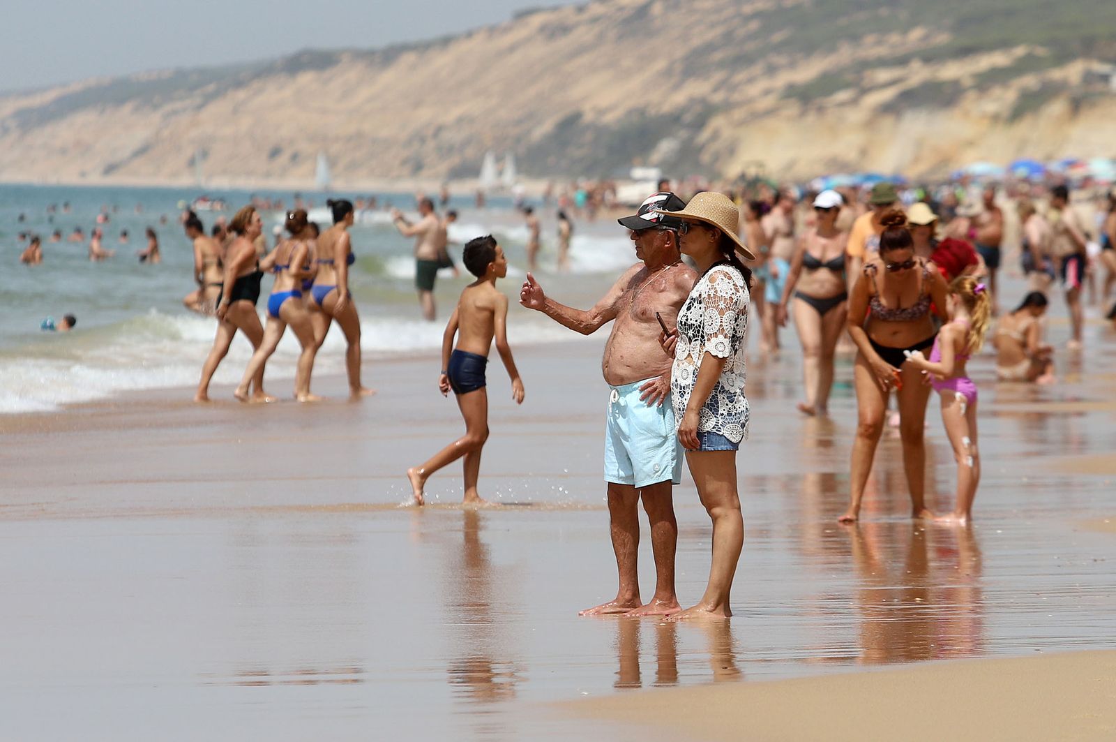 Imágenes del caluroso fin de semana en las playas de Huelva