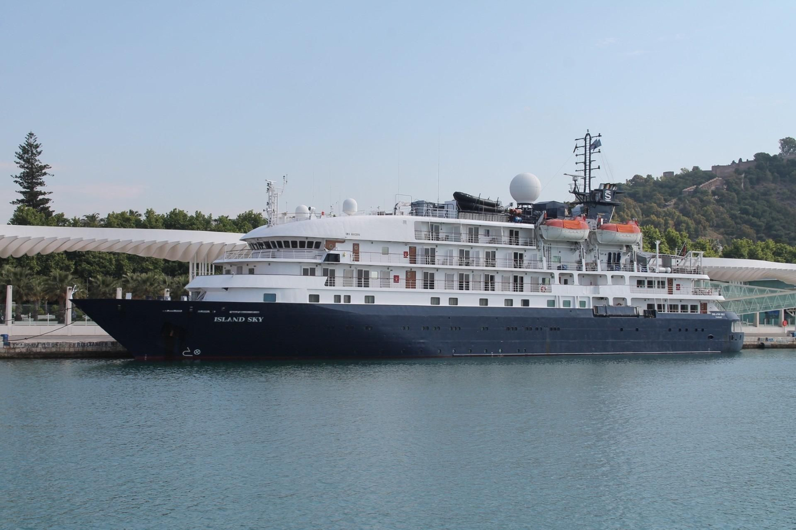 'Island Sky' atracado en una de sus pasadas visitas al puerto de Málaga. 'Island Sky' atracado en una de sus pasadas visitas al puerto de Málaga.