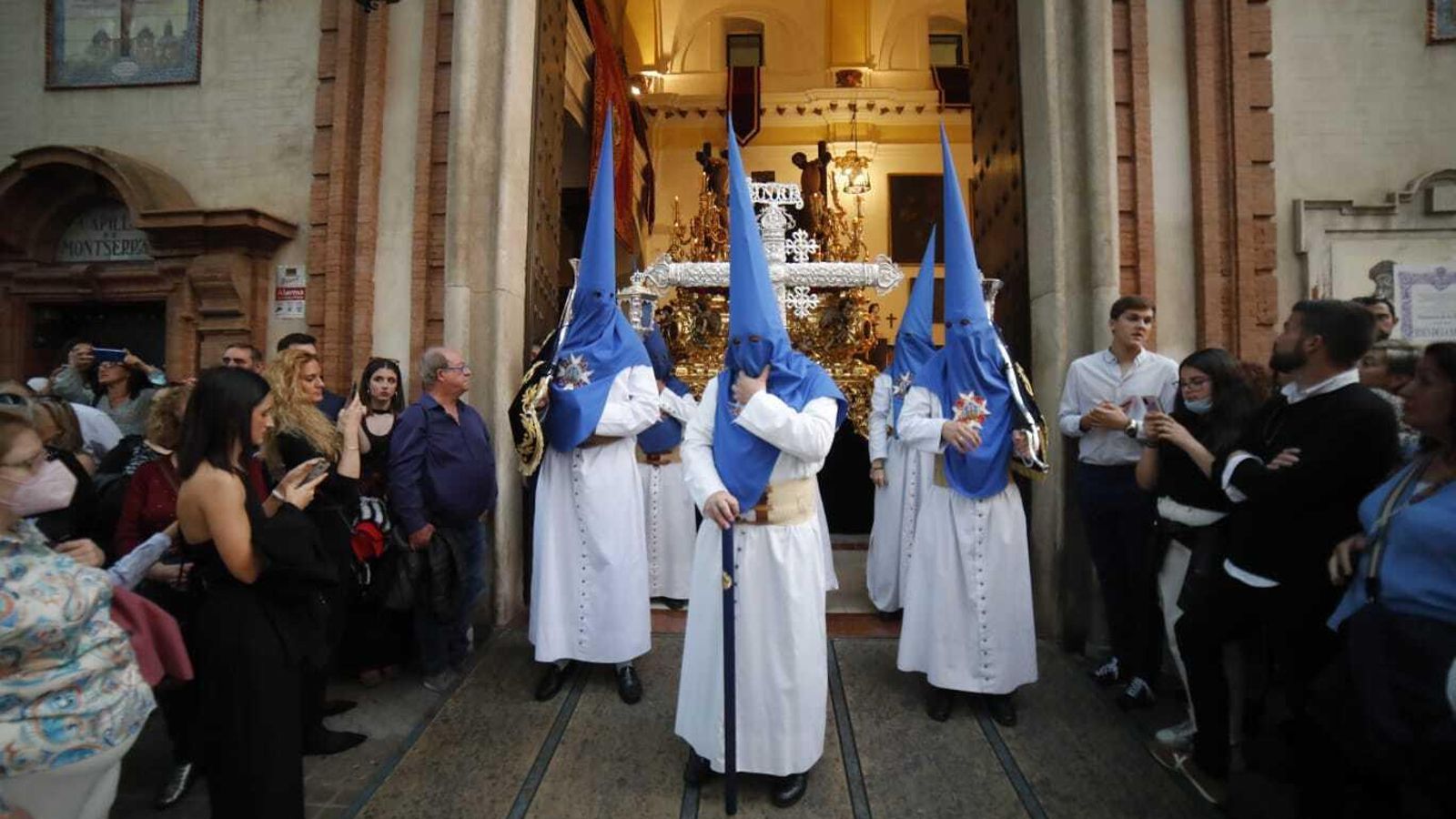 Sale la cruz de guía de Montserrat