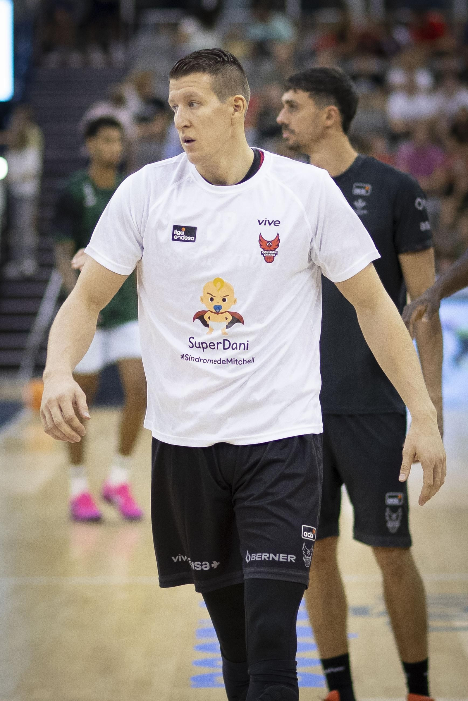 Los jugadores del Covirán Granada mostraron su apoyo a 'SuperDani' en el primer partido de Liga.