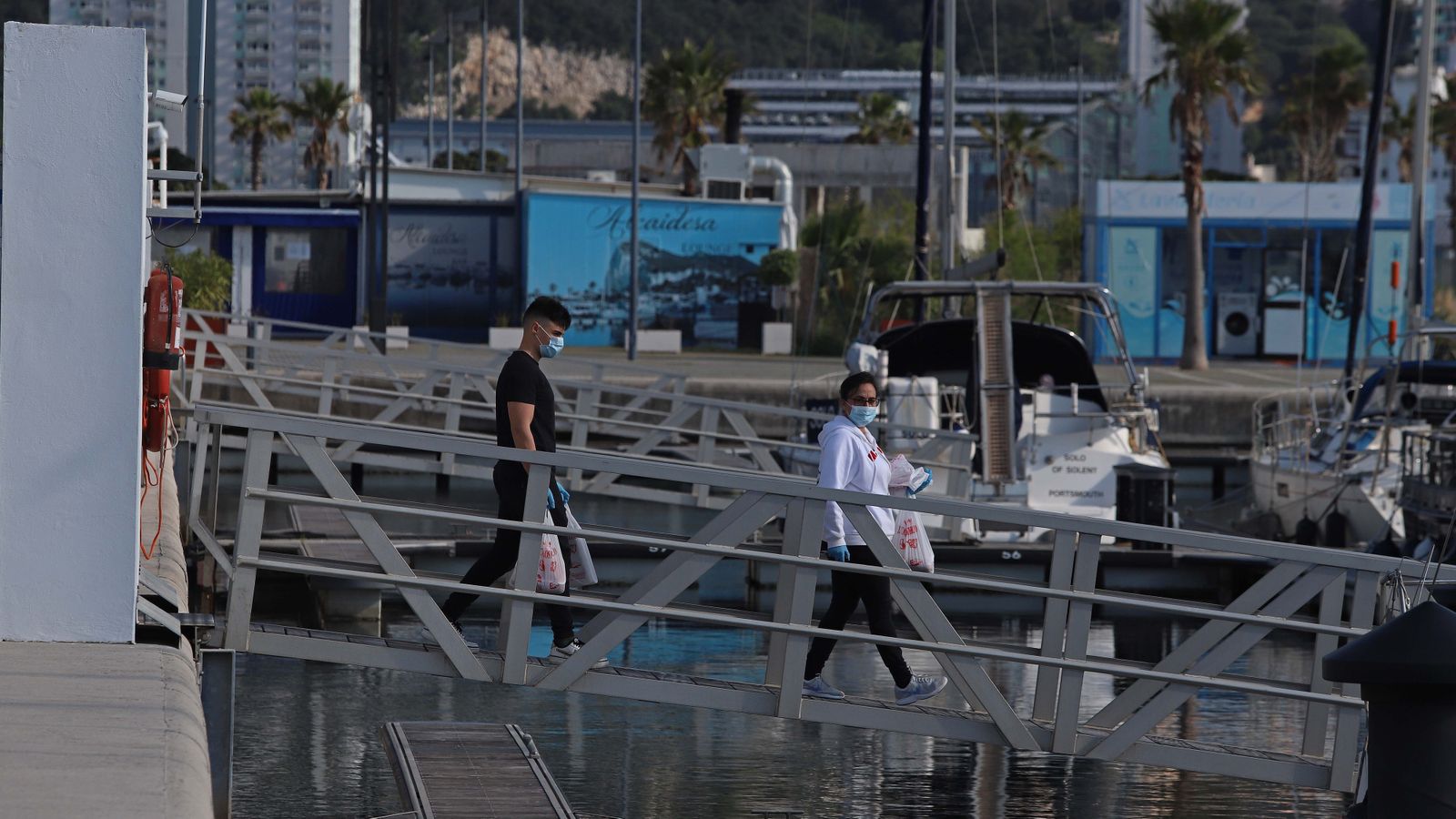 Confinados en el Puerto Deportivo de Alcaidesa Marina en La Línea