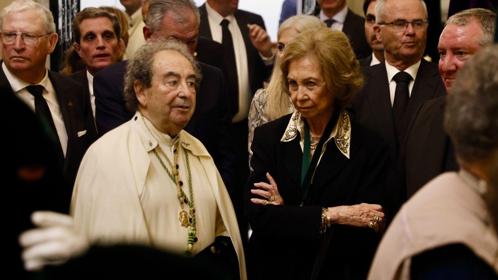 La reina Sofía, junto al hermano mayor de la Macarena momentos antes de la salida procesional.