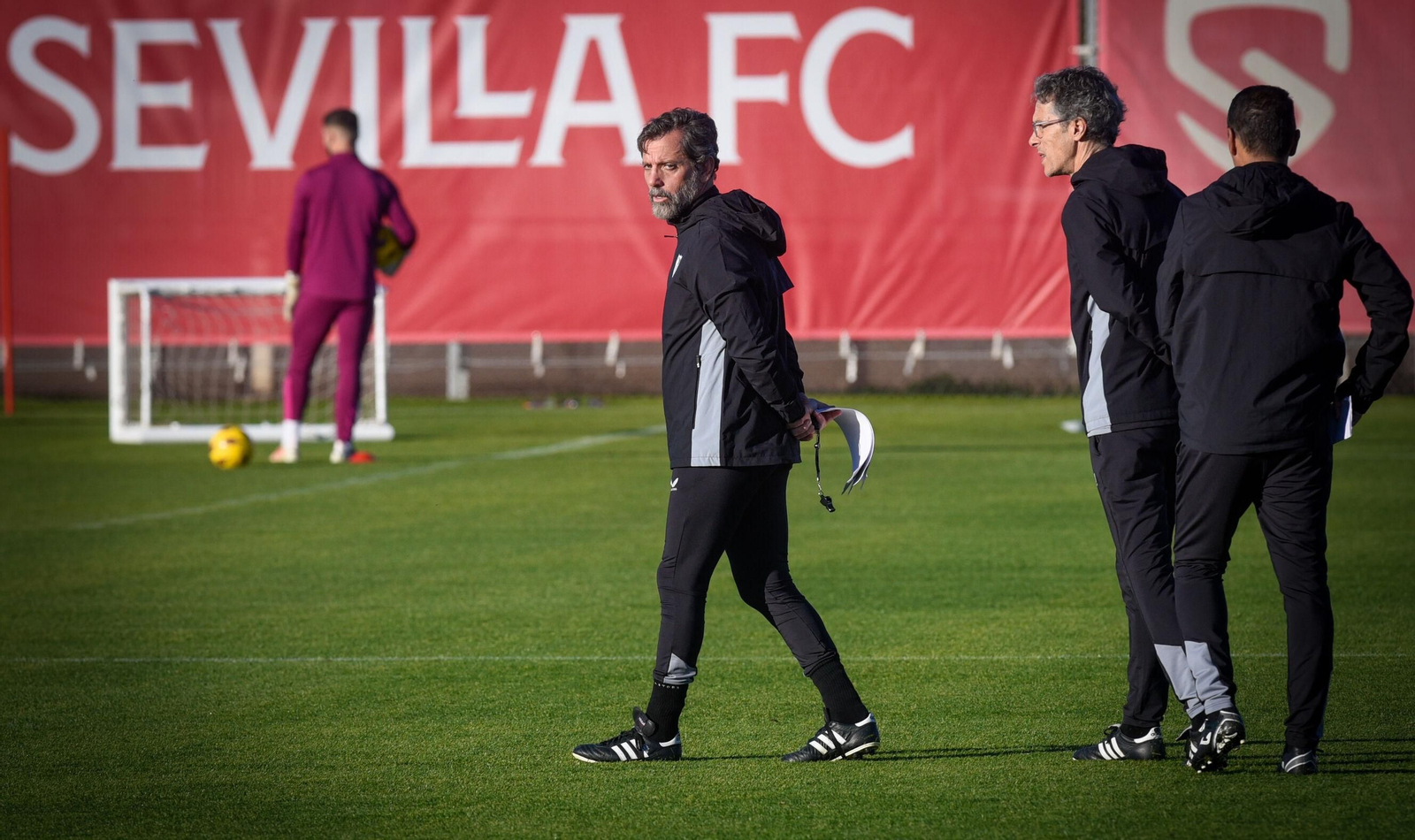 Quique Sánchez Flores junto a dos de sus ayudantes, Antonio Díaz y José Luis Oltra.