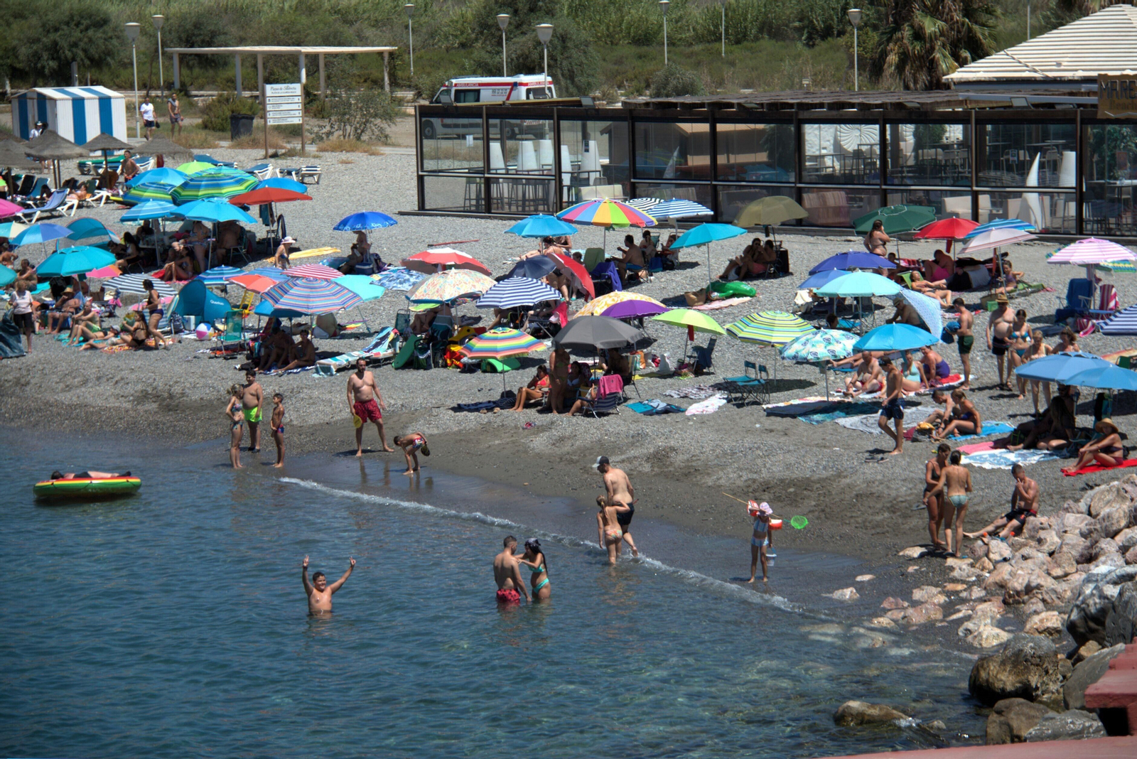 Fotos: así de llenas estaba las playas de Granada este primer fin de semana de agosto