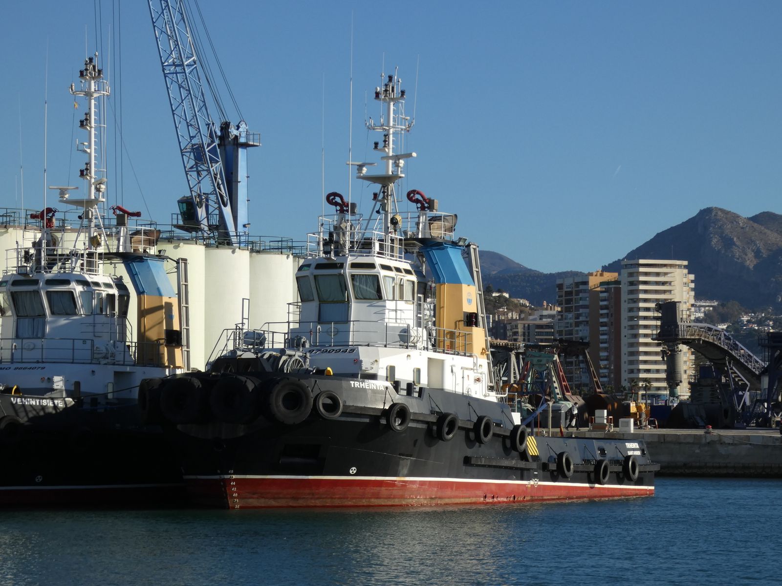 El remolcador ‘Trheinta’ atracado este pasado lunes en el puerto.