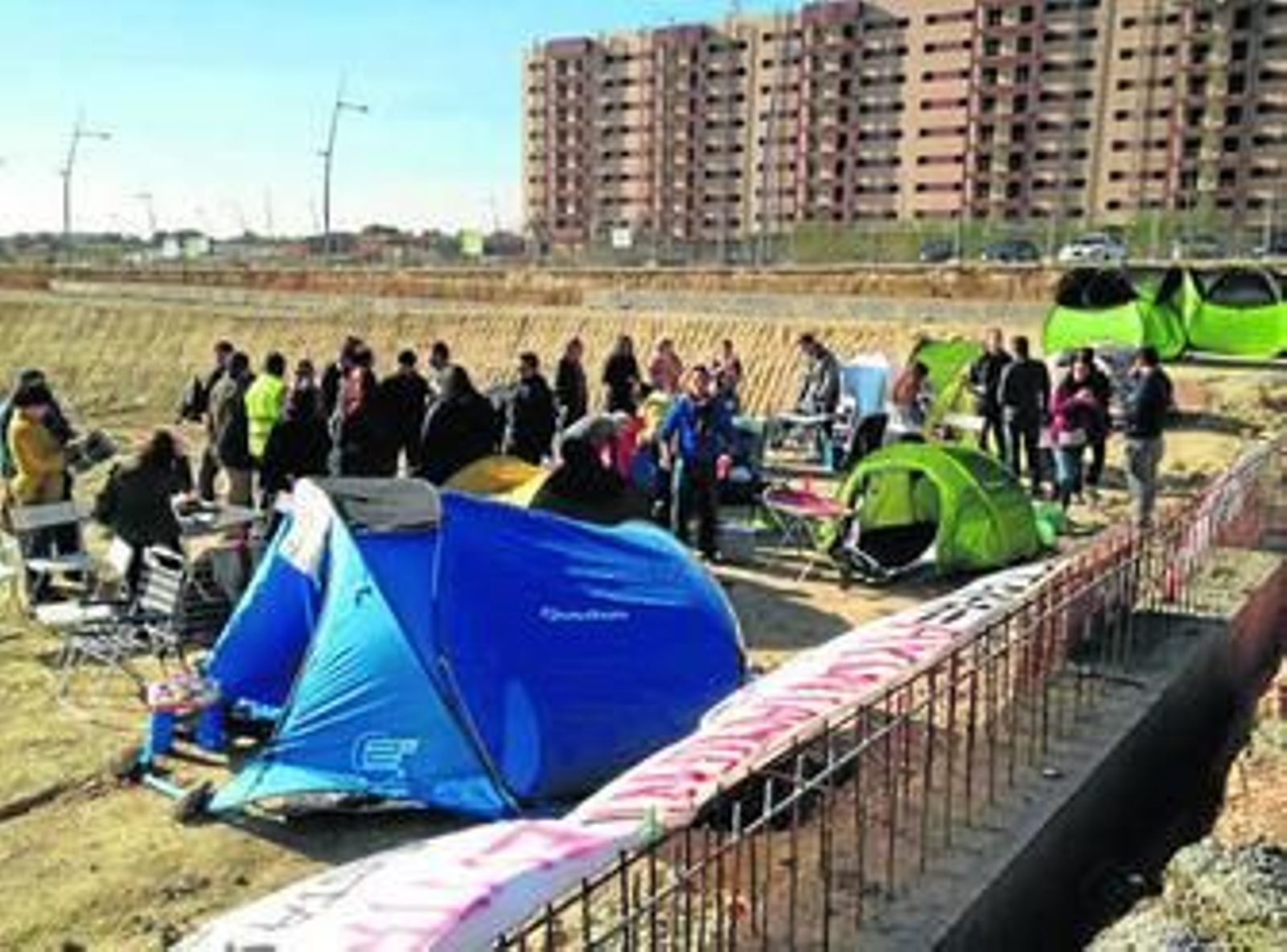 Una protesta de los afectados por el Residencial Entrenúcleos, en el solar donde deberían estar sus pisos.