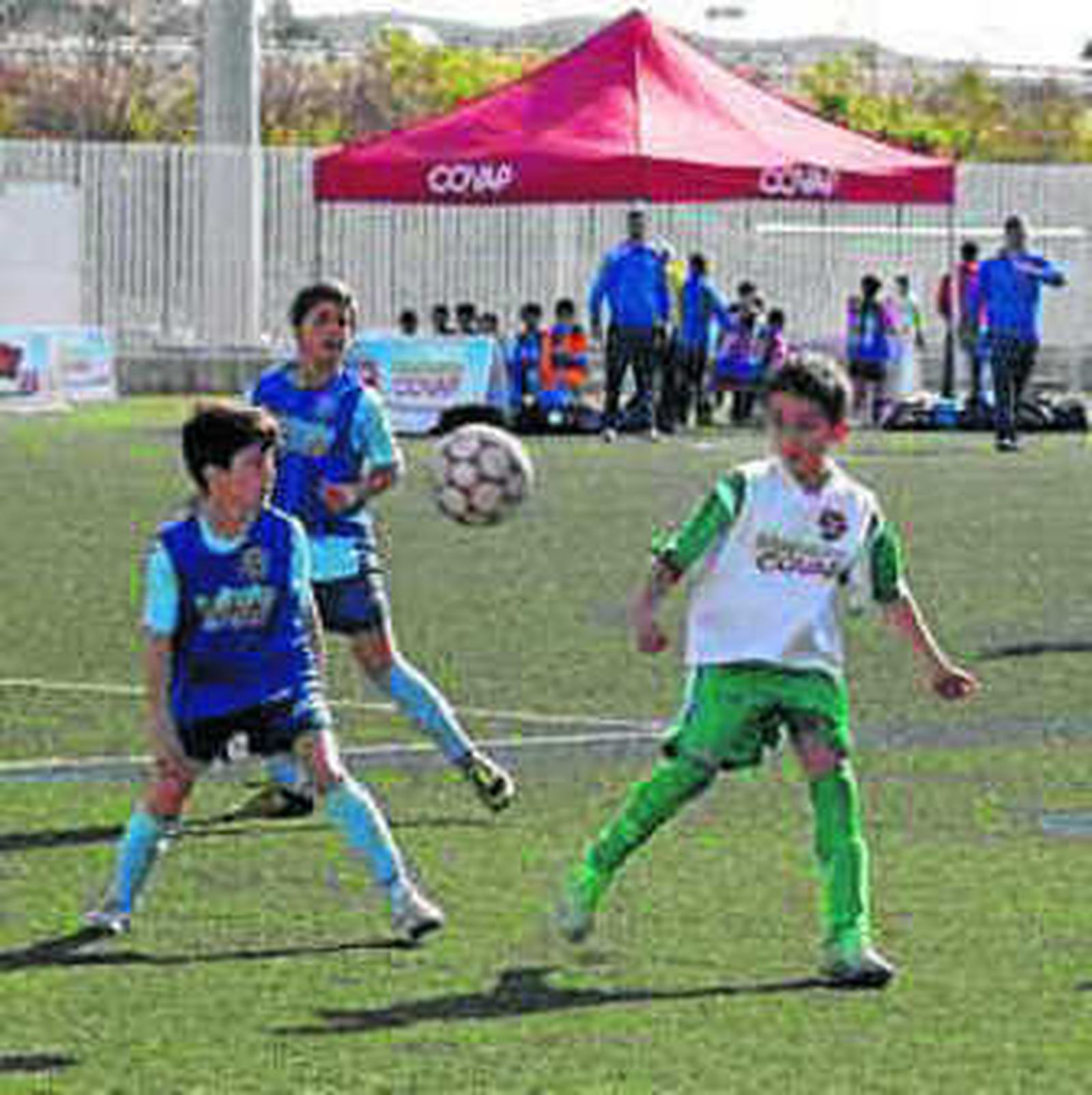 Dos jugadores se disputan el balón en uno de los partidos celebrados en el campo de fútbol de Viator.