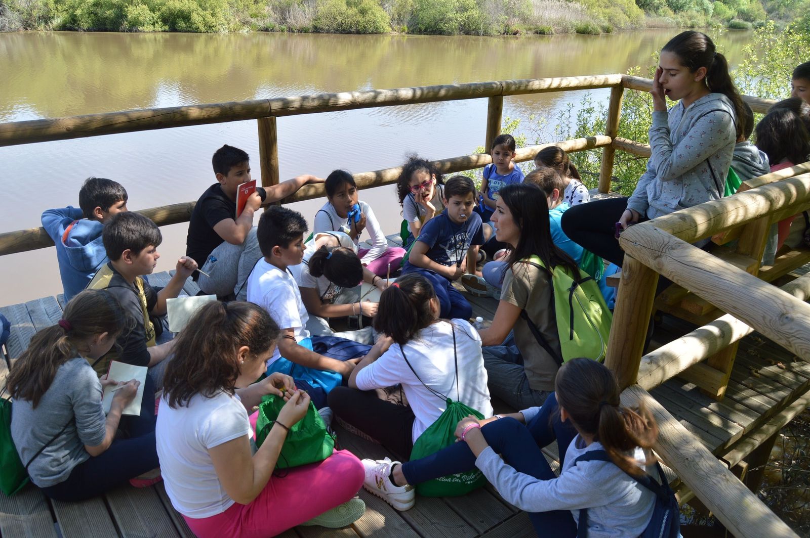 Los escolares disfrutan con el contacto directo con la naturaleza.