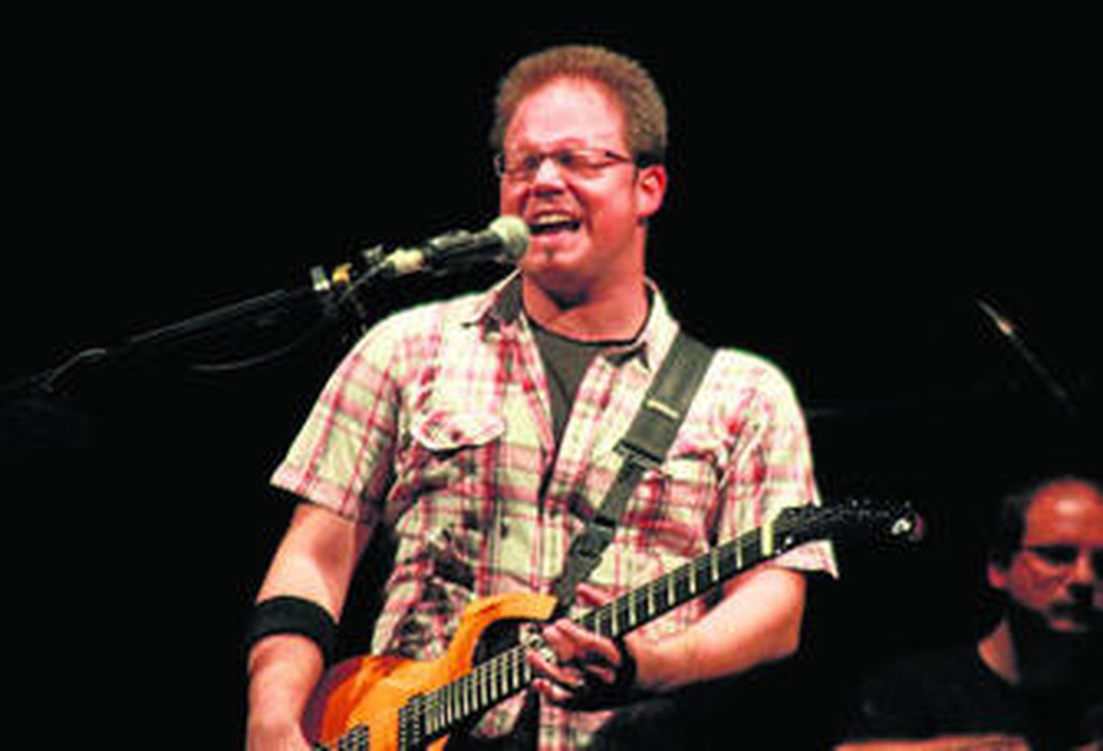 Kike Parra con su guitarra en uno de sus conciertos.