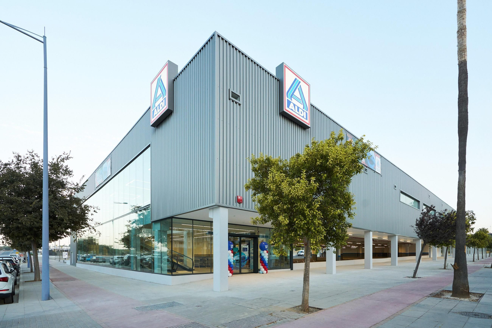 Fachada del establecimiento de Aldi en Dos Hermanas.