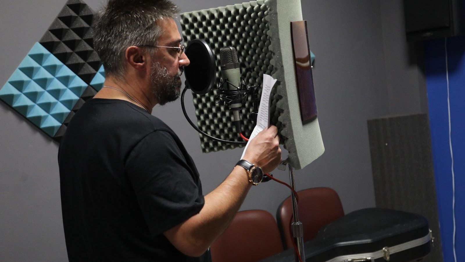 Jesús Jaén durante un trabajo de doblaje.