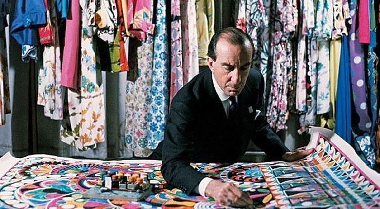 El diseñador Emilio Pucci, creando en su taller.