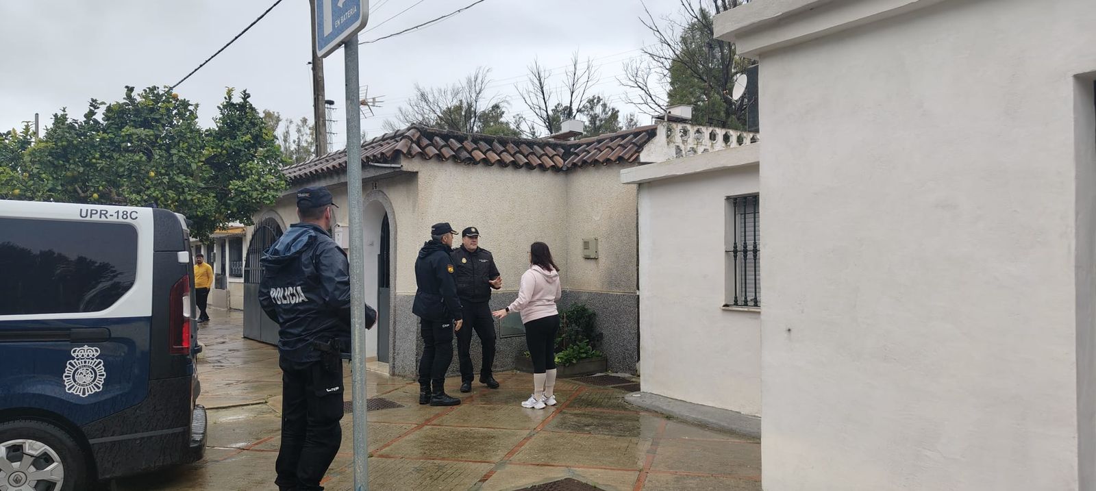 Policía Nacional alertando a vecinos de El Portal que deben abandonar sus casas por la crecida del río Guadalete.