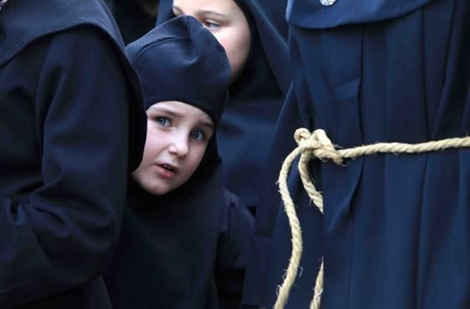 Luto. La Hermandad de Amor y Sacrificio mantiene su solemnidad incluso en el pavero que reúne a los hermanos más jóvenes de la cofradía

Foto: Vanesa Lobo