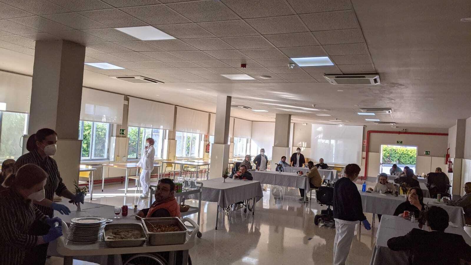 Aspecto del comedor del CRMF con pocos usuarios el Día Internacional de las Personas con Discapacidad. Aspecto del comedor del CRMF con pocos usuarios el Día Internacional de las Personas con Discapacidad.