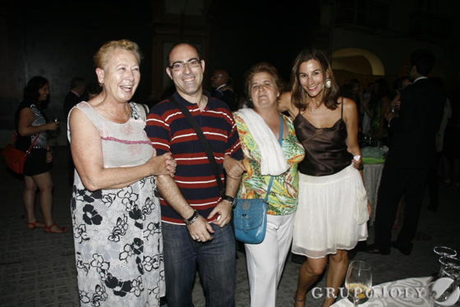 Momentos de relajación en la plaza del Ayuntamiento entre refrescos y la comida del Catering Alcazaba, celebración que se alargó hasta más allá de la media noche.   / Rafael González y Ricardo García