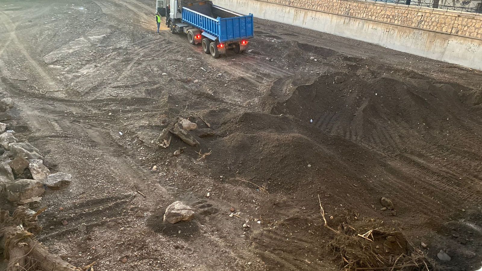 Comienzan los trabajos de retirada de los sedimentos acumulados por la riada en el puente de la avenida Buenos Aires