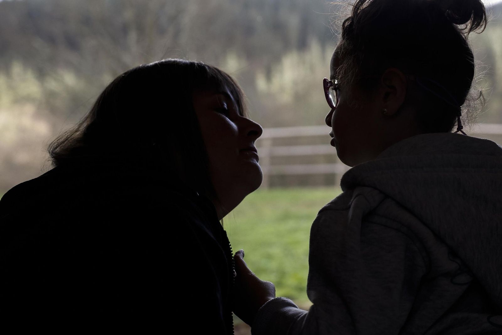 Una madre habla con su hijo, en una imagen de archivo