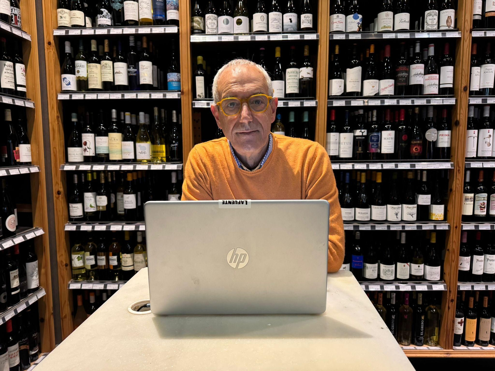 El sumiller sevillano Faustino Muñoz Soria, en el célebre Colmado Quílez de Barcelona.