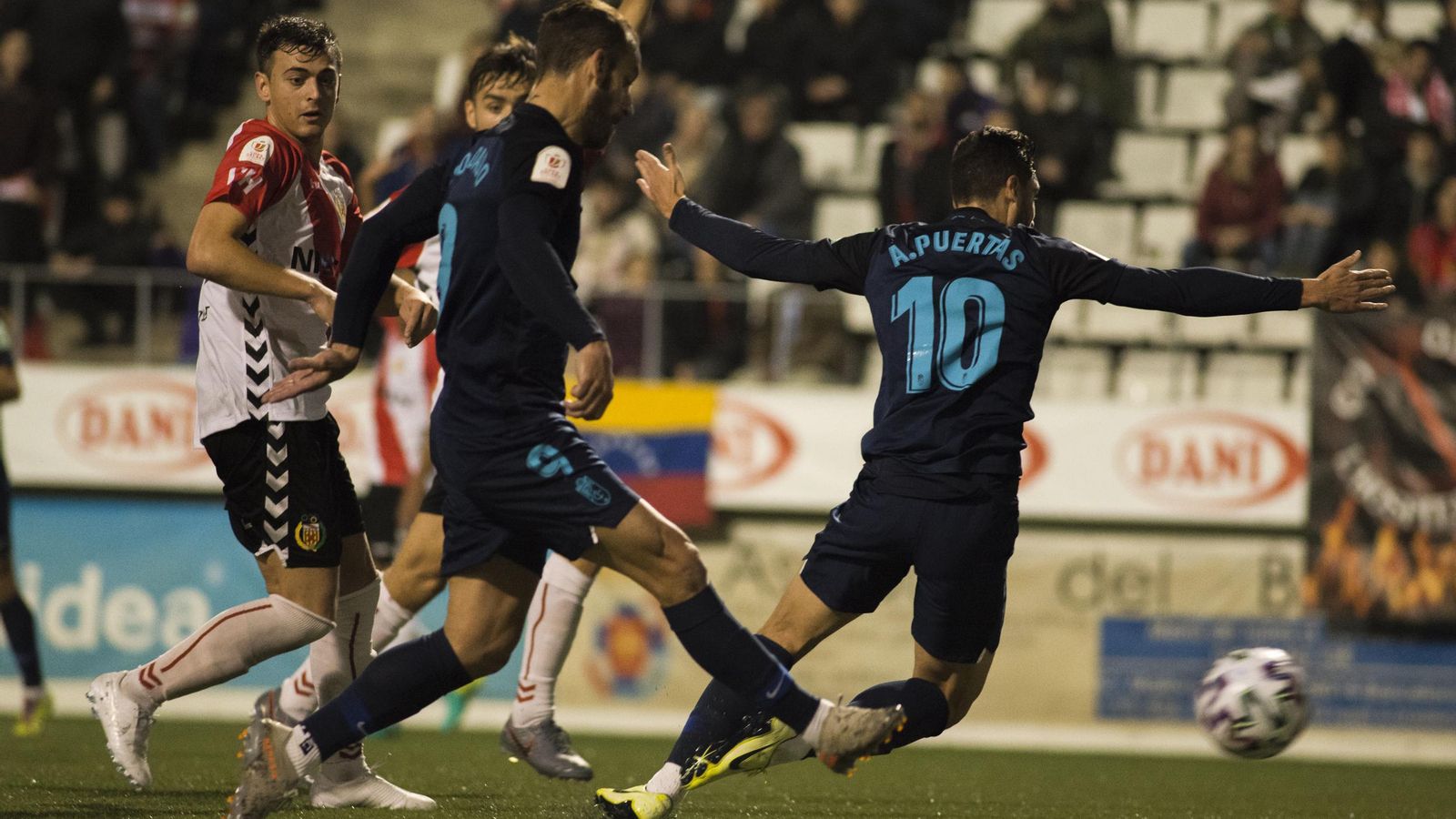 Momento en el que Roberto Soldado remata con la derecha para hacer el empate a dos.