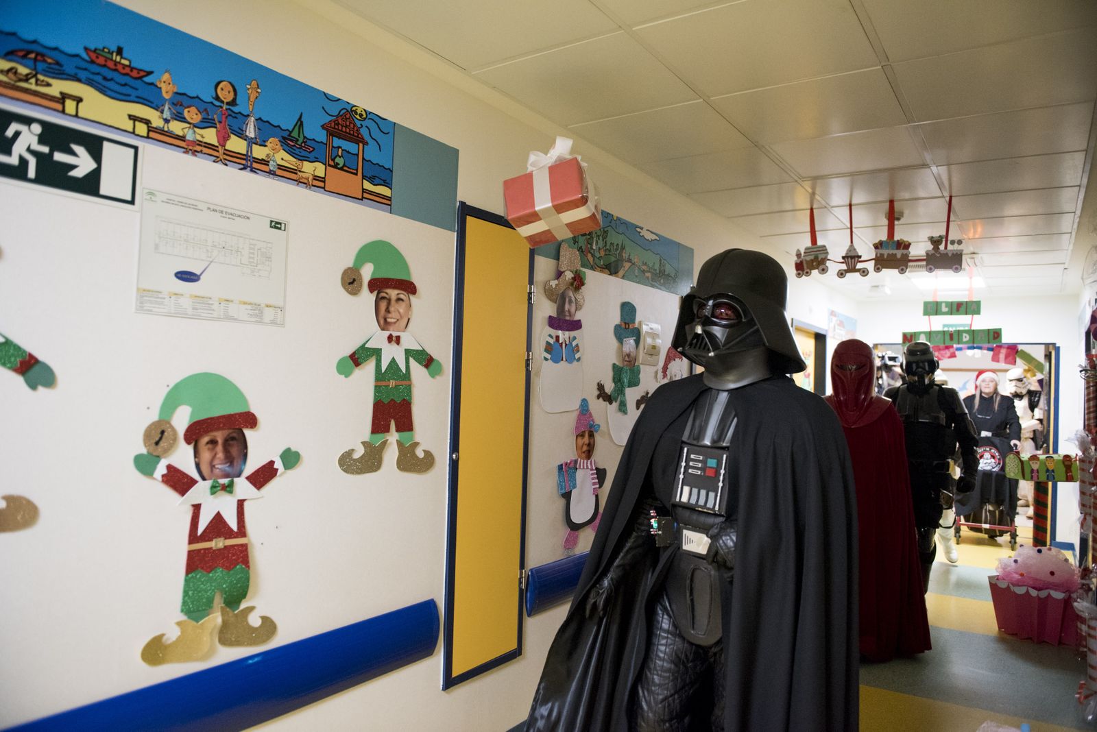 La visita de la Legión 501 de 'Star Wars' al Hospital Materno Infantil de Granada, en imágenes