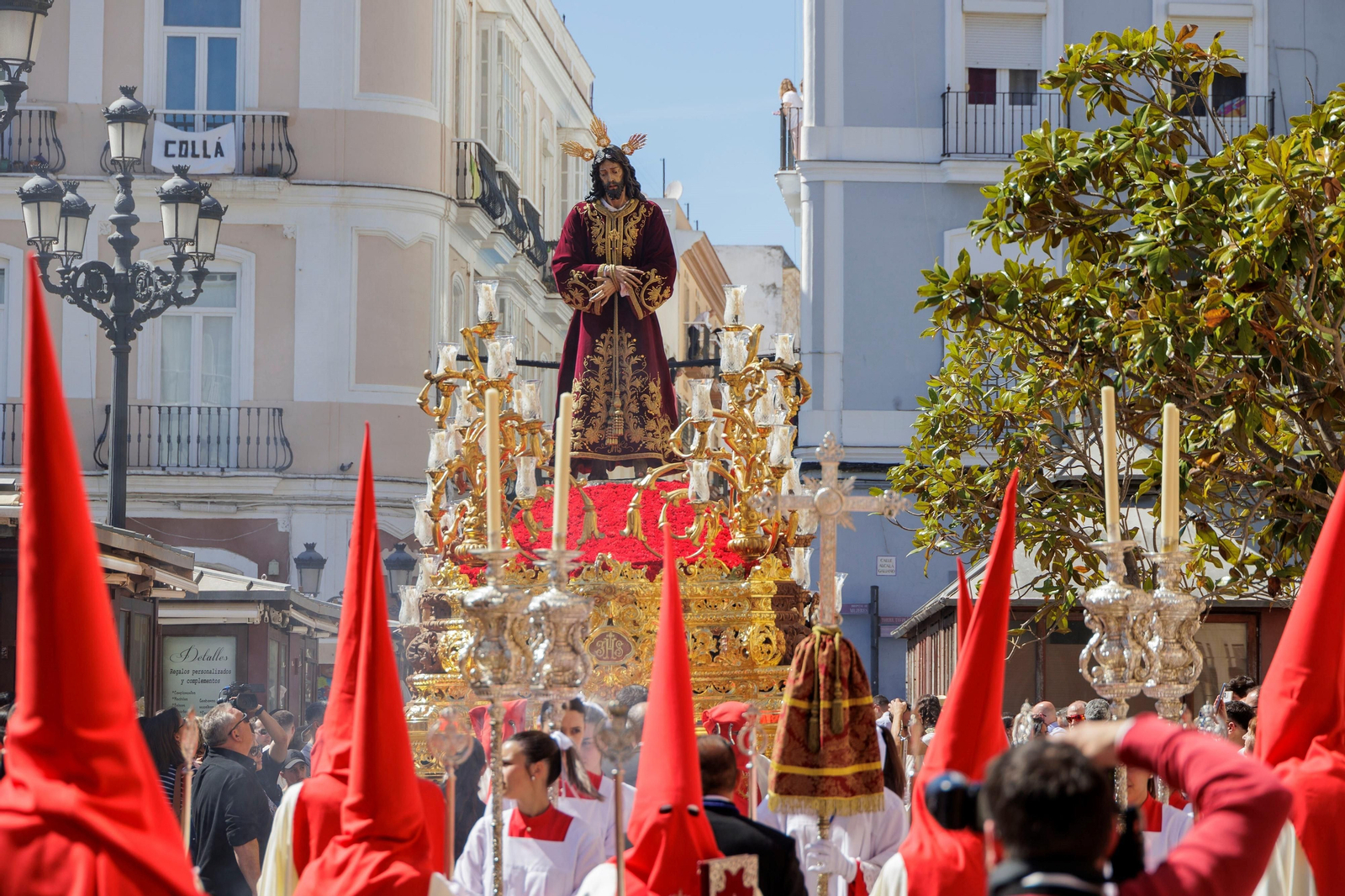 Las imágenes de la salida de Las Penas  en el domingo de Ramos de Cádiz de la Semana Santa 2023
